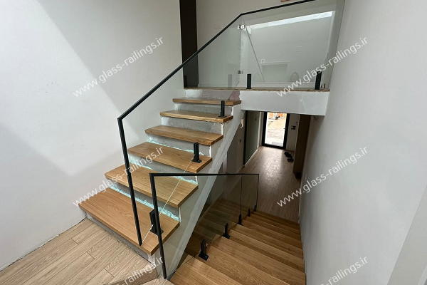 نرده شیشه‌ای